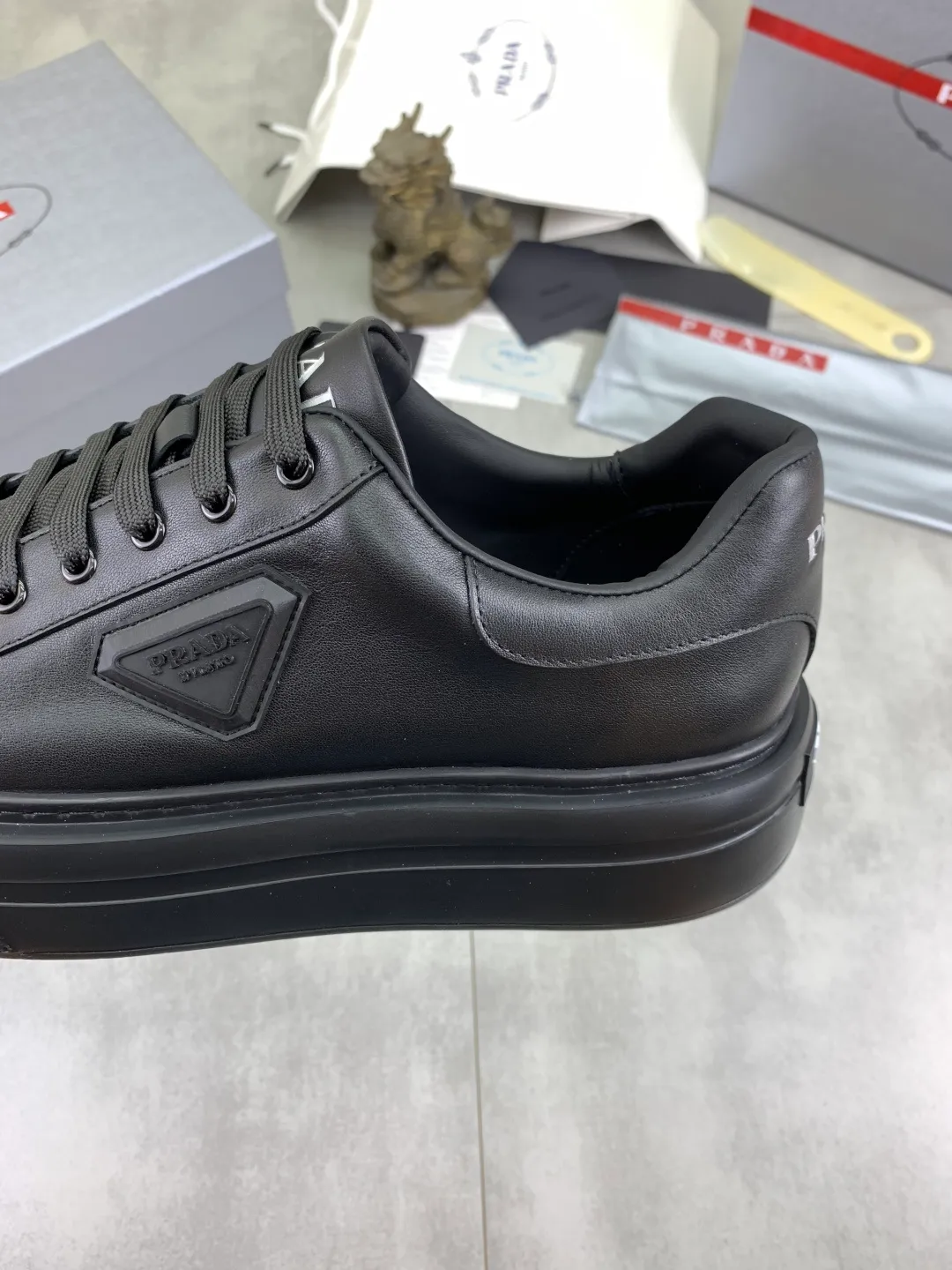 Men's shoes 💰P560💰[New style] popular models are on the official website, 🆘 Trendy brand (Prada) mainly promotes popular models, avant-garde and versatile fashion men's shoes private version mold opening, cowhide surface splicing 1:1.. Fashionable and simple, original imported cowhide lining cowhide feet; the atmosphere and personality are more fashionable, eye-catching and pursuing class. It will subvert the old idea and be a must-have for fashionistas with you! Must keep it for yourself! Tall and comfortable, large and low, high-end quality workmanship. Number of yards: 38-45 4️⃣optional.